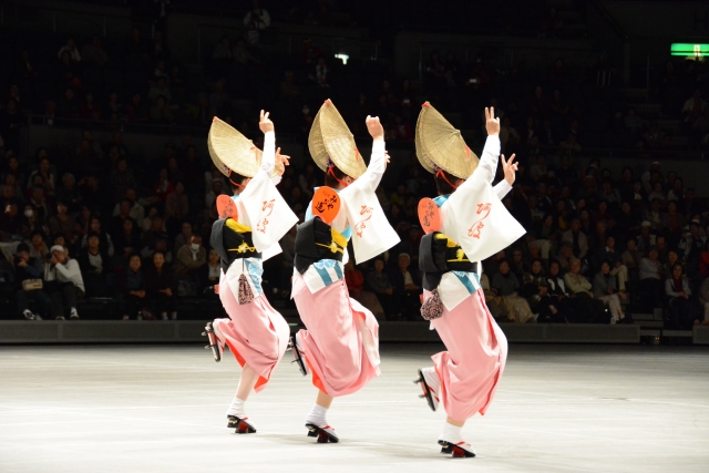 女性3人が阿波踊りを踊っている