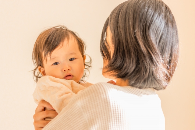 抱っこされる1歳児