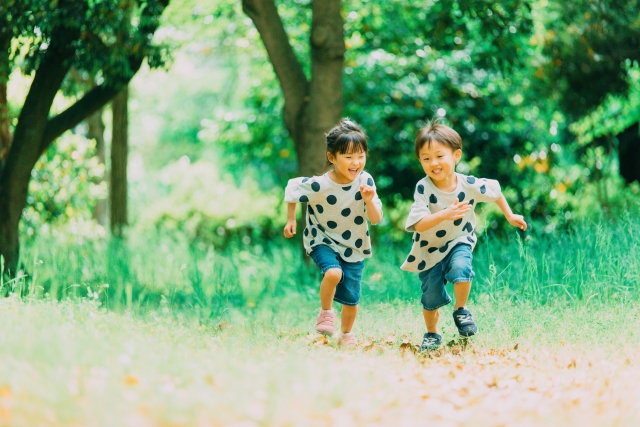 公園で遊ぶ子どもたち