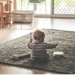絨毯の上で遊ぶ赤ちゃん