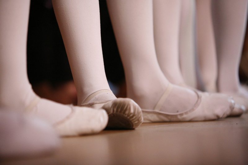 集中力を伸ばすためにバレエを習う子ども