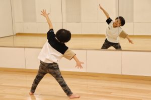 踊る子ども